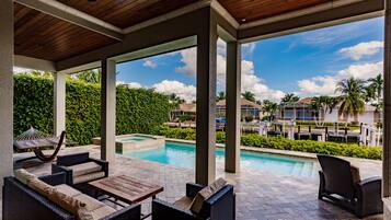 Een buitenzwembad en een verwarmd zwembad