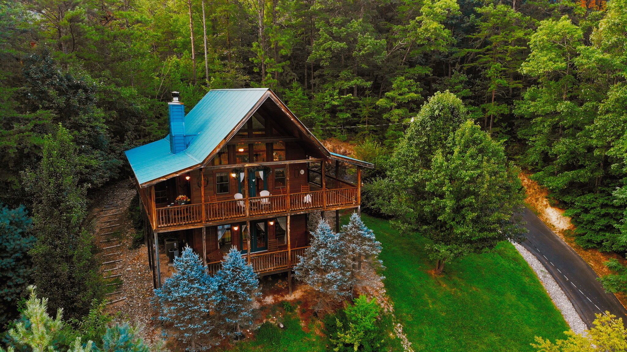 Quintessential TN Mountain Cabin🔥Wrap Around Porches w/Hot Tub🥂Fishing!🍂 