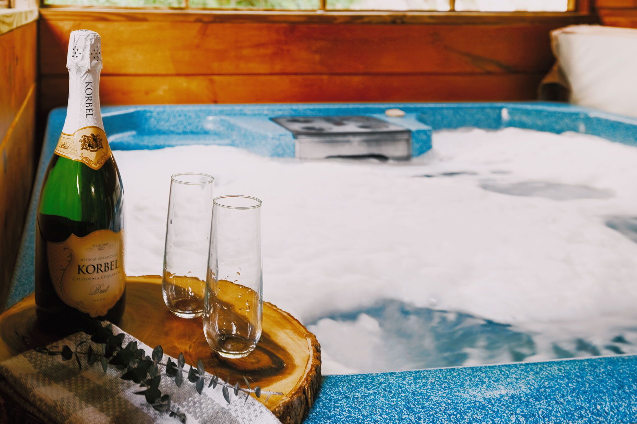 Quintessential TN Mountain Cabin🔥Wrap Around Porches w/Hot Tub🥂Fishing!🍂 