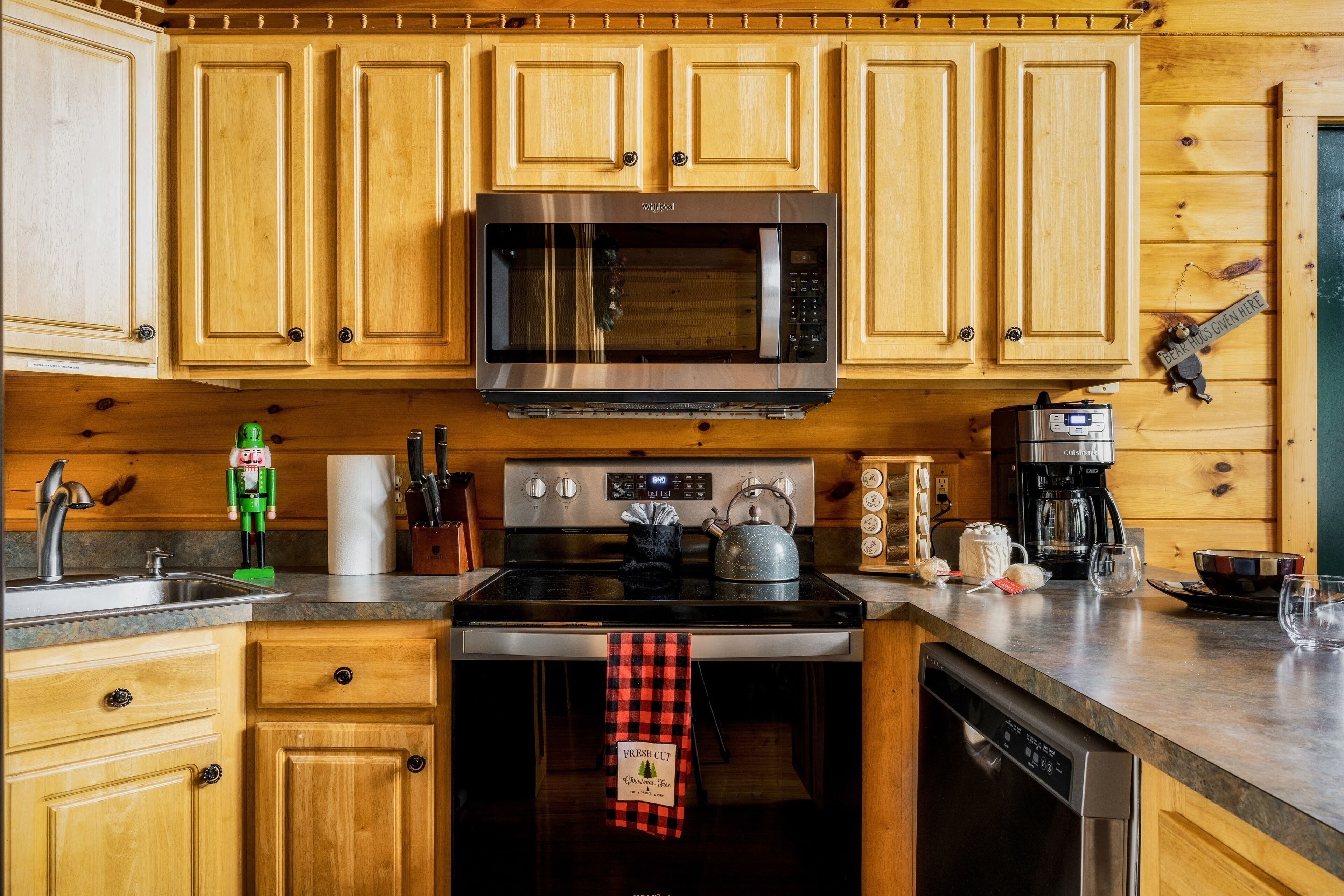 Quintessential TN Mountain Cabin🔥Wrap Around Porches w/Hot Tub🥂Fishing!🍂 