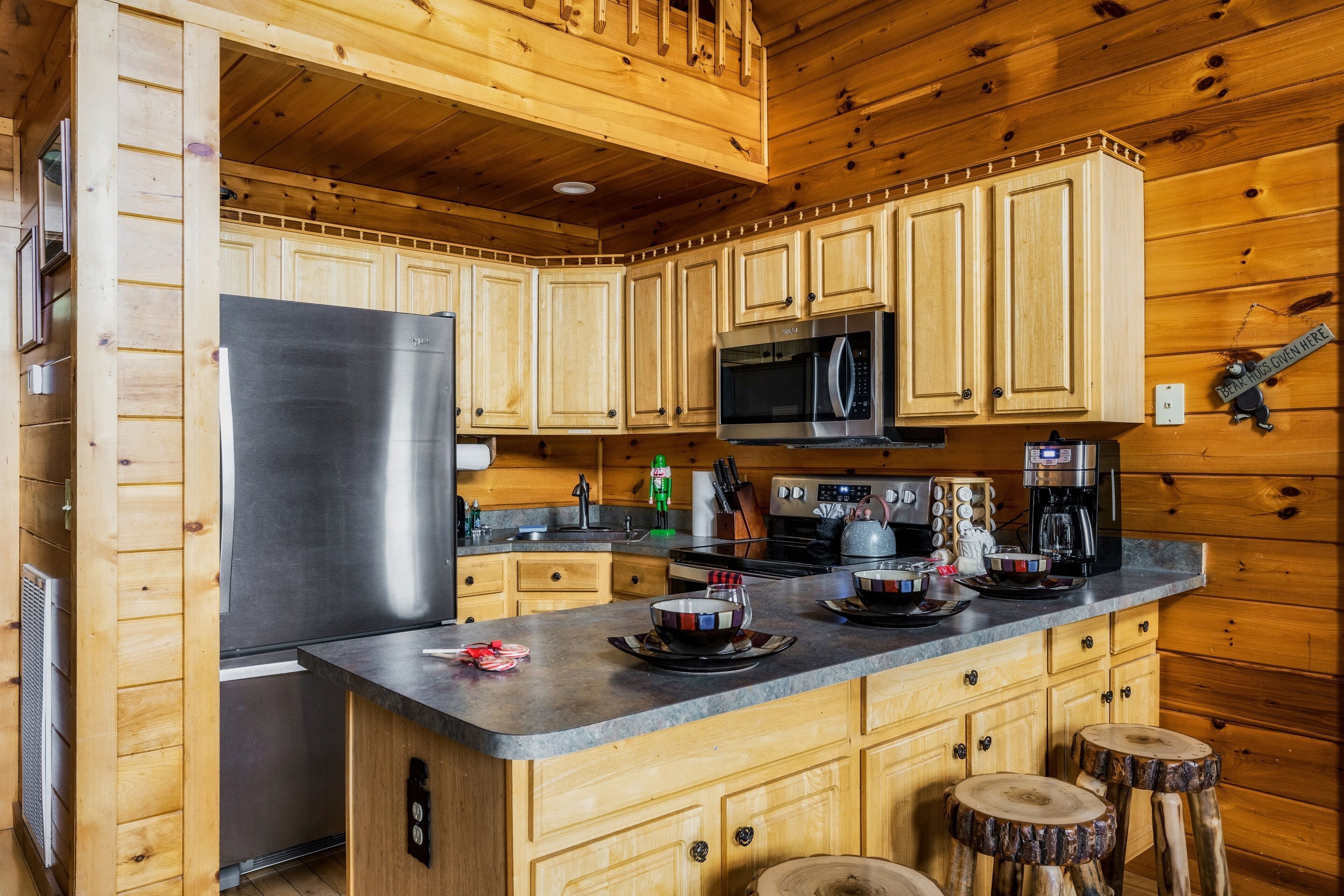 Quintessential TN Mountain Cabin🔥Wrap Around Porches w/Hot Tub🥂Fishing!🍂 