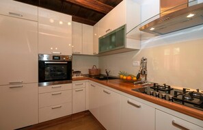 Réfrigérateur, four à micro-ondes, un four, surface de cuisson