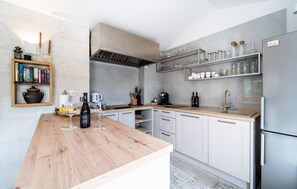 Fridge, oven, stovetop, dishwasher