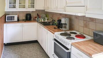 KylskÄp, spishÀll och kaffe- och tebryggare