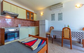 Fridge, oven, stovetop, coffee/tea maker