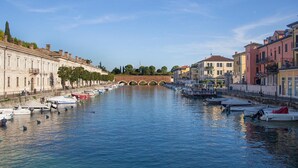 Ein Kanal, gesäumt von historischen Gebäuden und einer Brücke.