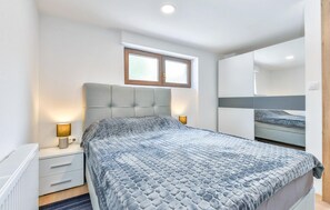 3 bedrooms, in-room safe, travel cot, free WiFi