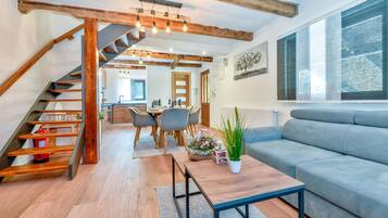 Een smart-tv, een tafeltennistafel en een stereo