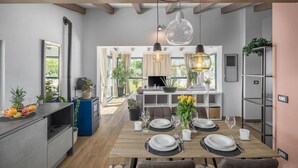 Une cuisine moderne avec un coin repas aménagé pour quatre personnes.