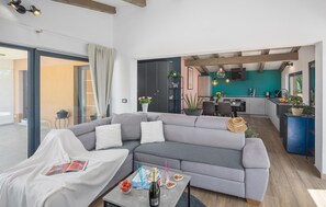 TV - Awesome home in Rovinj (Rovinj)