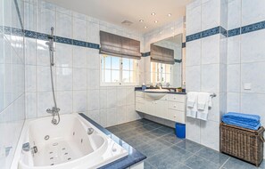 Ensemble douche/baignoire, sèche-cheveux