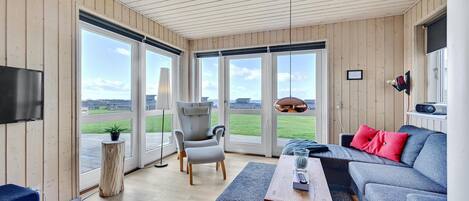 TV, fireplace, stereo