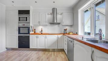 Jääkaappi, uuni, liesi, astianpesukone