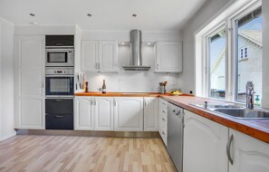 Fridge, oven, stovetop, dishwasher - Gorgeous home in Otterup with sauna (Otterup)
