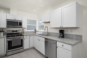 Fridge, microwave, oven, stovetop - Perfect 4B/2Bth for Business and Nat'l Park Visit (Fresno)