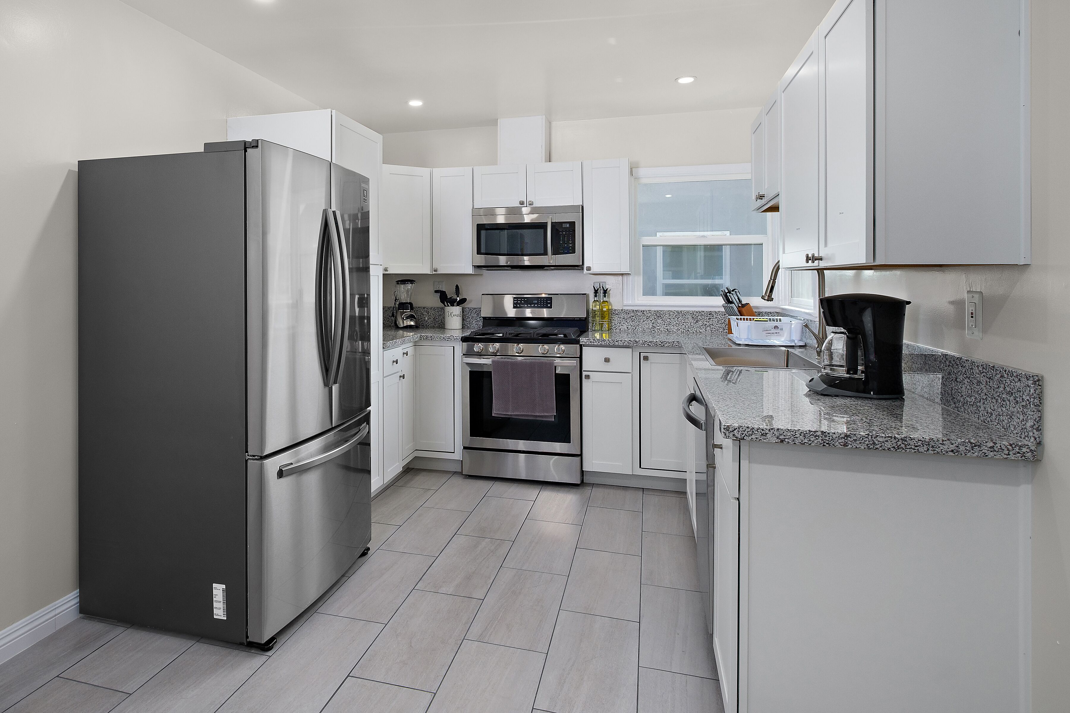 Geladeira, micro-ondas, fogão, cooktop