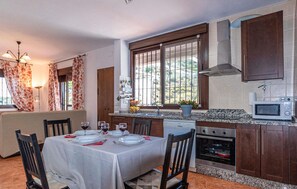 Een koelkast, een oven, een kookplaat, een vaatwasser