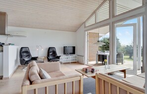 Smart TV, fireplace - 3 bedroom awesome home in Faaborg (Faaborg)