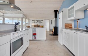 Réfrigérateur, micro-ondes, plaque de cuisson, lave-vaisselle