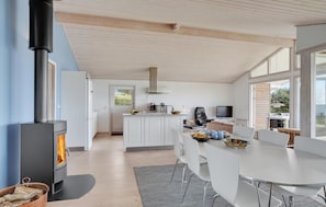 Fridge, microwave, stovetop, dishwasher - 3 bedroom awesome home in Faaborg (Faaborg)