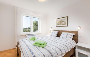 3 bedrooms, travel cot, free WiFi, bed sheets