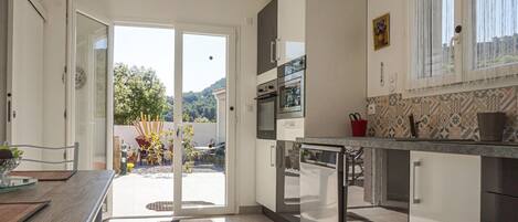 Refrigerador, horno, placa de cocina, lavavajillas