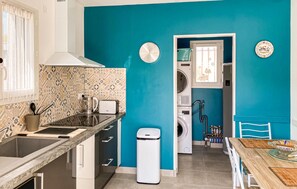 Een koelkast, een oven, een kookplaat, een vaatwasser