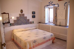 4 bedrooms, iron/ironing board, bed sheets