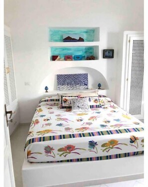 4 quartos, ferros/tábuas de passar roupa, roupa de cama