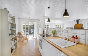 Kühlschrank, Herdplatte, Wasserkocher mit Kaffee-/Teezubehör