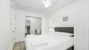 Room - Modern Beachfront Suite 309 (Ocean City)