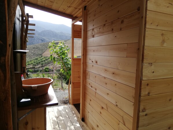 Tina con regadera, batas, pantuflas, toallas