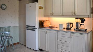 Kylskåp, spishäll och kaffe- och tebryggare