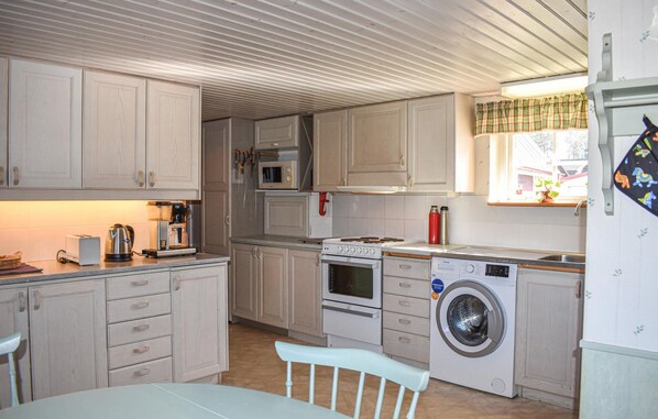 Fridge, stovetop, coffee/tea maker