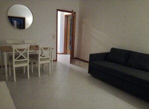 Living area - No Centro da Cidade, Excelente Localização, Apartamento Acolhedor e de Requint (Vila Nova de Gaia)