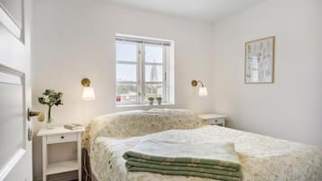 6 bedrooms, travel crib, free WiFi