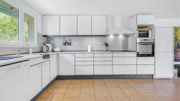 Frigorífico, horno, placa de cocina y lavavajillas