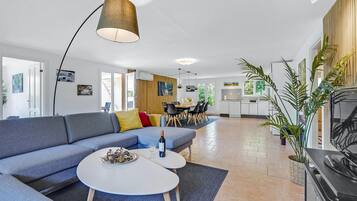 Una televisión, un reproductor de DVD