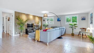 Una televisión, un reproductor de DVD