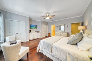 4 bedrooms, iron/ironing board, free WiFi, bed sheets