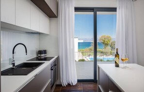 ثلاجة، فرن، موقد طهي مسطح، غسالة أطباق