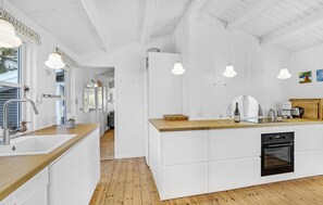 ثلاجة، فرن، موقد طهي مسطح، غسالة أطباق