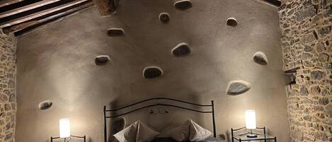 7 sovrum, värdeförvaringsskåp på rummet och skrivbord