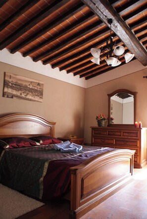 8 habitaciones, caja de seguridad en la habitación y escritorio 