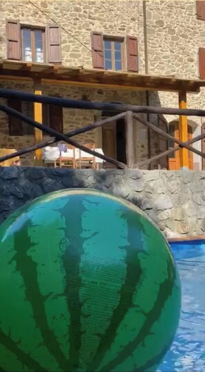 حمّام سباحة خارجي