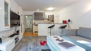A modern apartment with a living room, kitchen, and dining area. - Gorgeous apartment in Pula with WiFi (Pula)