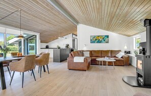 TV, fireplace - Awesome home in Jerup with WiFi (Jerup)