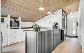 Frigorífico, horno, placa de cocina y lavavajillas