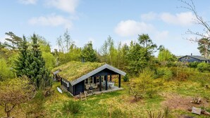 A cabin with a grass roof, surrounded by a forest. - Nice home in Hornbæk with WiFi (Hornbæk)