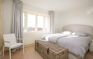 5 bedrooms, travel cot, free WiFi, bed sheets